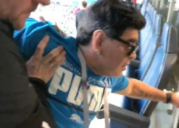 Maradona extrapola em estádio e é atendido por médicos