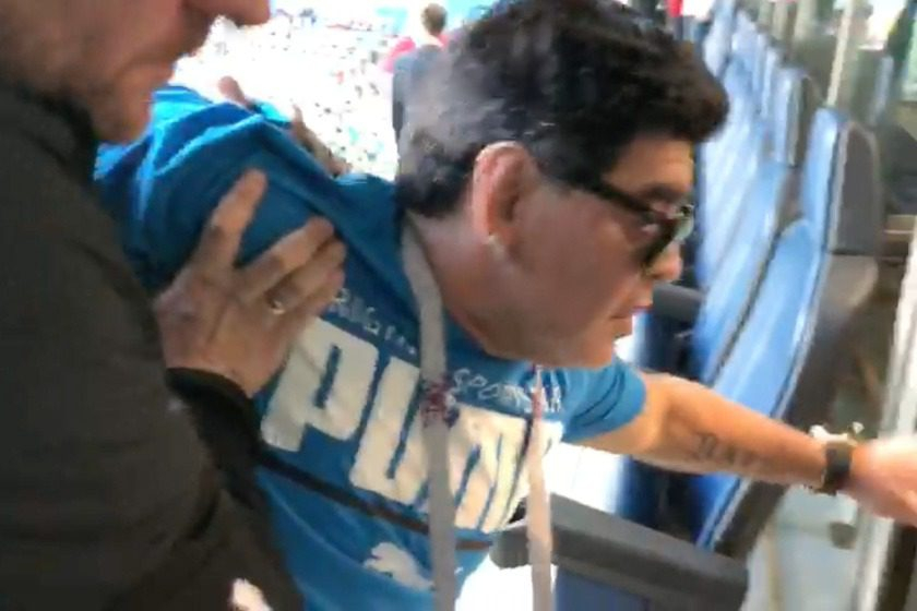 Maradona extrapola em estádio e é atendido por médicos
