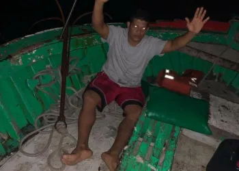 Polícia Civil apreende fuzis, granadas e pistolas em barco na Baía de Guanabara