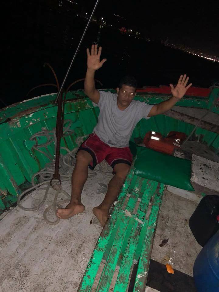 Polícia Civil apreende fuzis, granadas e pistolas em barco na Baía de Guanabara