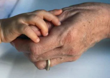 AVÓS QUE CUIDAM DOS NETOS VIVEM MAIS, DIZ ESTUDO