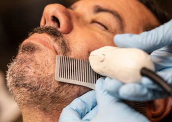 Homens devem ter atenção à higiene na hora de fazer a barba nos salões