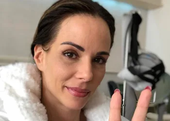 Em tratamento contra o câncer, Apresentadora aparece de máscara( fotos)