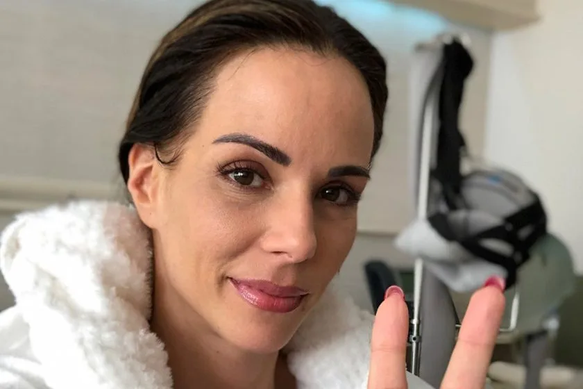 Em tratamento contra o câncer, Apresentadora aparece de máscara( fotos)