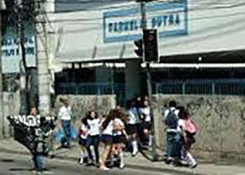 Ex-aluna de escola no RJ está grávida quer que professor  assuma a paternidade