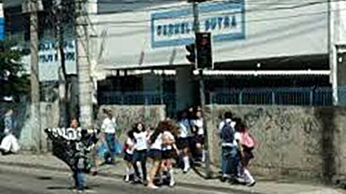 Ex-aluna de escola no RJ está grávida quer que professor  assuma a paternidade
