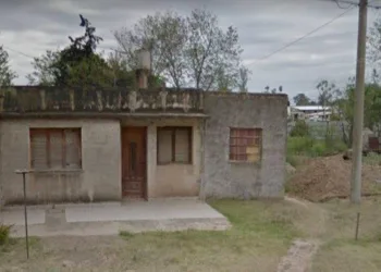 Mulher é presa e acorrentada por 20 anos porque tinha namorado