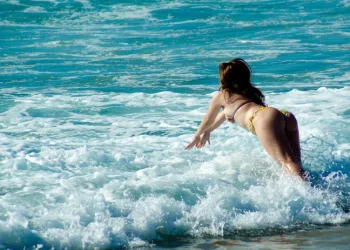 GOSTA DE TOMAR BANHO DE MAR?  ELE CURA 16 DOENÇAS!!! VEJAM QUAIS…