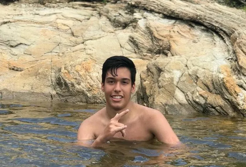 Estudante morre eletrocutado ao atender celular que estava carregando