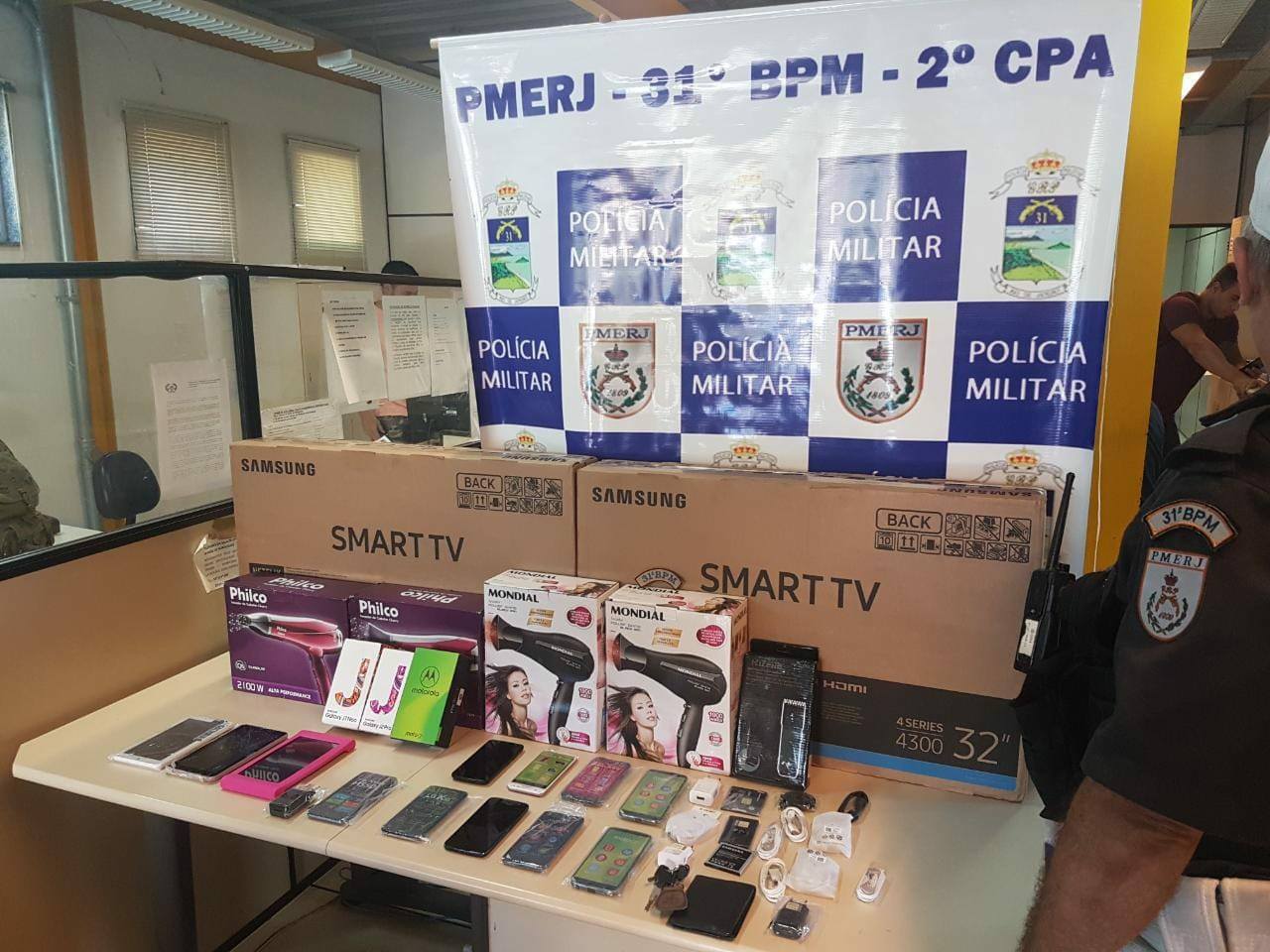 LADRÕES PRESOS EM FLAGRANTE EM BAIRRO NA ZONA OESTE!! (FOTOS)