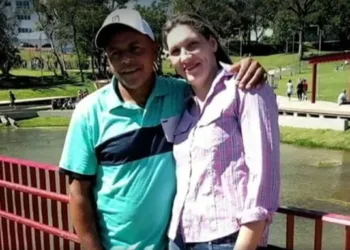Homem mata namorada, foge e morre após bater carro contra carreta