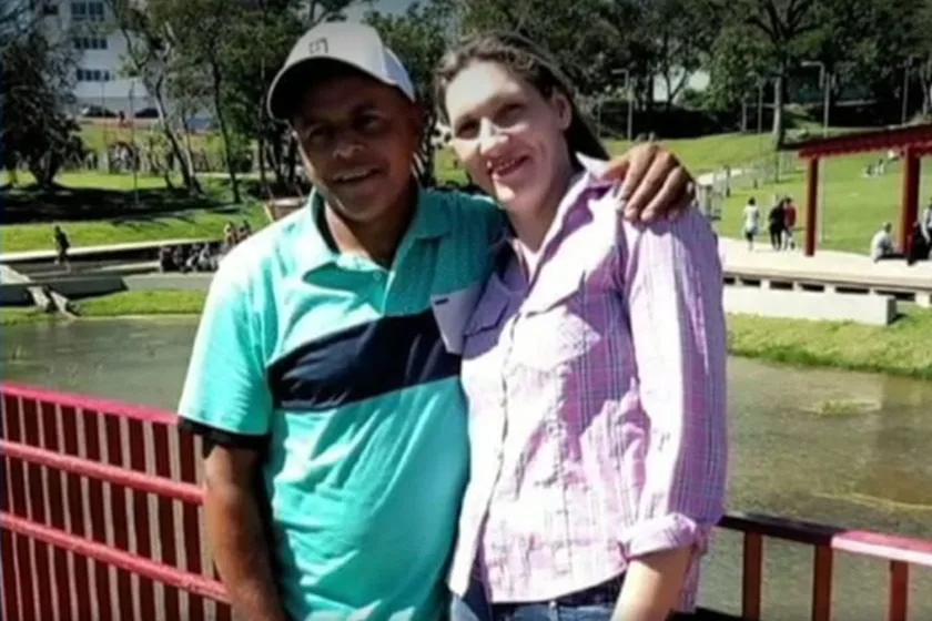 Homem mata namorada, foge e morre após bater carro contra carreta