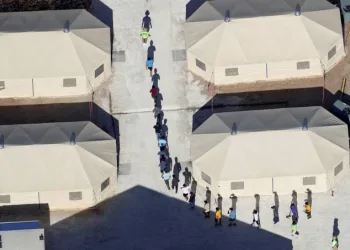 Separadas dos pais, crianças dormem em gaiolas e choram desesperadas nos Estados Unidos!!