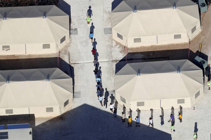 Separadas dos pais, crianças dormem em gaiolas e choram desesperadas nos Estados Unidos!!