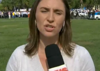 Jornalista da Globo leva pedrada durante reportagem ao vivo!!