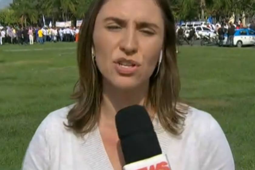 Jornalista da Globo leva pedrada durante reportagem ao vivo!!
