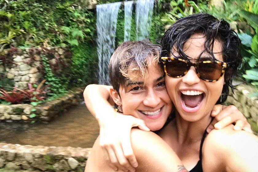 ATRIZ GLOBAL ASSUME NAMORO COM VIÚVA DE CANTORA