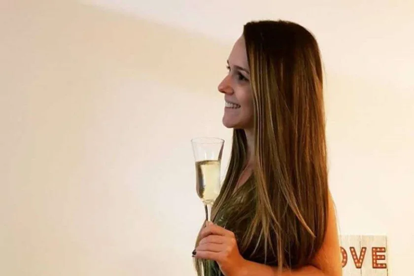 Mulher comemora vitória da Seleção, cai segurando taça e morre