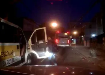 Bandidos roubam crianças em van escolar durante arrastão no RJ!!