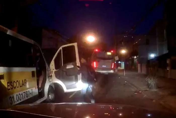 Bandidos roubam crianças em van escolar durante arrastão no RJ!!