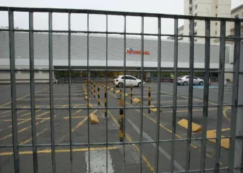 Funcionários fecham supermercado Mundial em manifestação