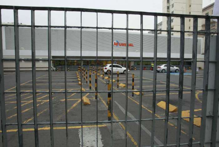 Funcionários fecham supermercado Mundial em manifestação