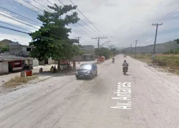 Morador diz que seu carro foi alvejado por tiros de fuzil na Favela do Antares em Santa Cruz