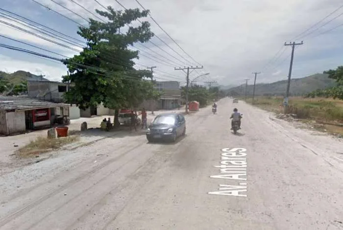 Morador diz que seu carro foi alvejado por tiros de fuzil na Favela do Antares em Santa Cruz