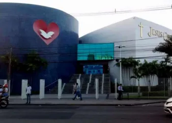 Igreja Universal decide comprar briga da crise envolvendo Crivella