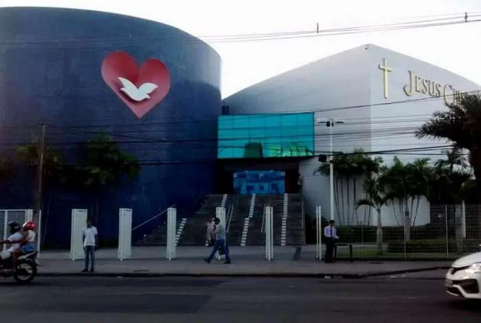 Igreja Universal decide comprar briga da crise envolvendo Crivella