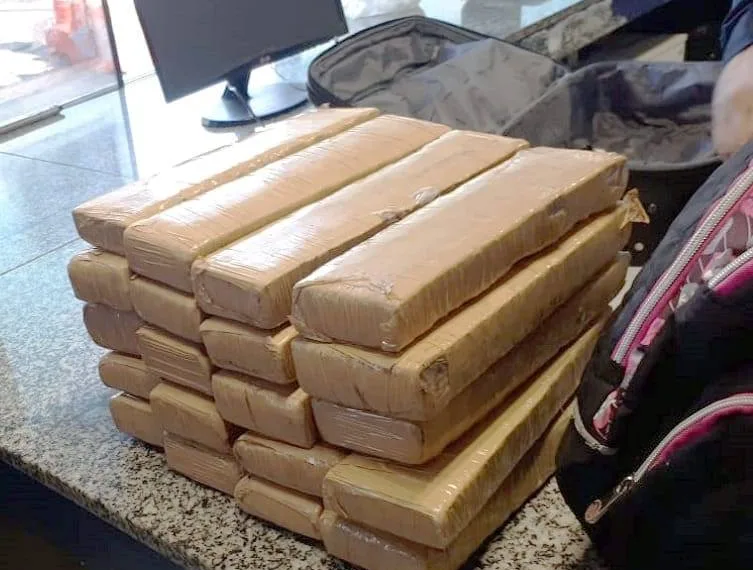 PRF FLAGRA ADOLESCENTE COM 20 KG DE MACONHA EM ÔNIBUS NA RIO-SANTOS