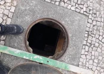 CORPOS ENCONTRADOS NO BUEIRO EM BAIRRO NA ZONA OESTE!!! (IMAGEM FORTE)