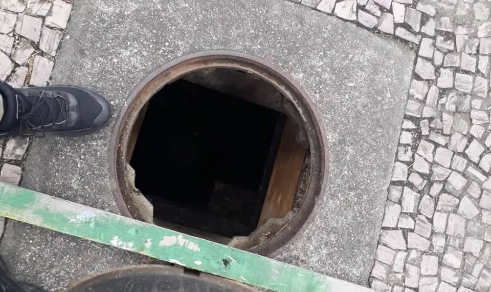 CORPOS ENCONTRADOS NO BUEIRO EM BAIRRO NA ZONA OESTE!!! (IMAGEM FORTE)