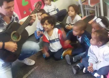 POLICIAL MILITAR QUE DAVA AULAS DE MUSICAS PARA CRIANÇAS CARENTES É MORTO NO RJ!!