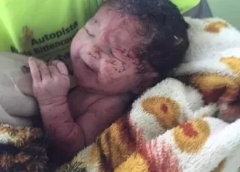 Bebê nasce após mãe ter barriga cortada em grave acidente de carro