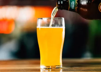 Brasileiro gasta 14% do salário em cerveja, diz estudo alemão