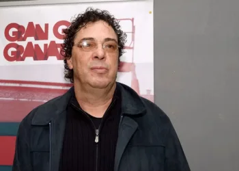 Casagrande comemora sobriedade durante Copa e se emociona ao vivo