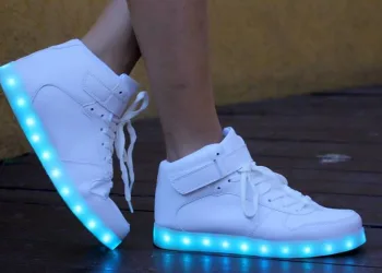 Criança tem queimaduras por causa de tênis de luzinha e mãe desabafa