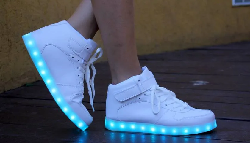 Criança tem queimaduras por causa de tênis de luzinha e mãe desabafa