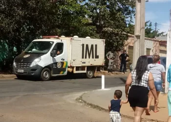 Filho asfixia e mata pai para salvar a mãe de facadas