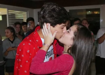 Aos 14 anos, Atriz da Globo faz planos com o namorado: “Queremos casar”