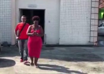 Mãe Presa em Bairro na Zona Oeste por Queimar Mão das Filhas