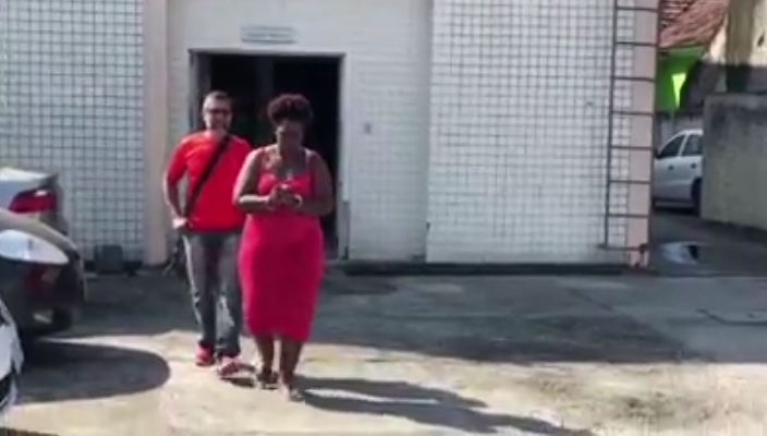 Mãe Presa em Bairro na Zona Oeste por Queimar Mão das Filhas