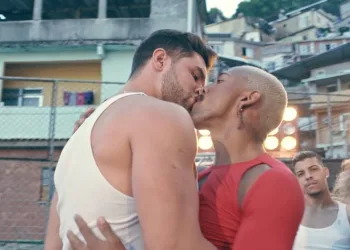 Galã do clipe de Nego do Borel afirma que nunca beijou homem antes