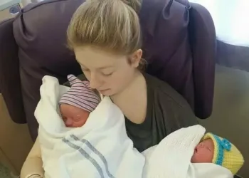 Sem saber de gravidez, mulher faz xixi e dá à luz gêmeas