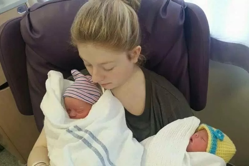 Sem saber de gravidez, mulher faz xixi e dá à luz gêmeas