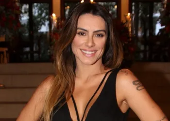 De calcinha na cama, atriz pede ajuda a seguidores com pergunta