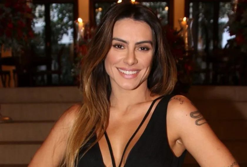 De calcinha na cama, atriz pede ajuda a seguidores com pergunta