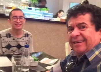 Cantor se diverte com fotos do filho gay na web: “Chique nu úrtimu”