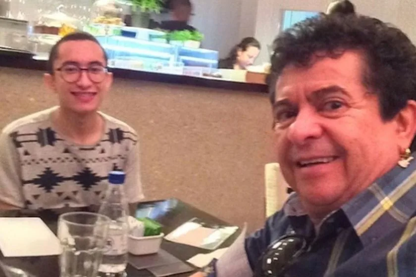Cantor se diverte com fotos do filho gay na web: “Chique nu úrtimu”